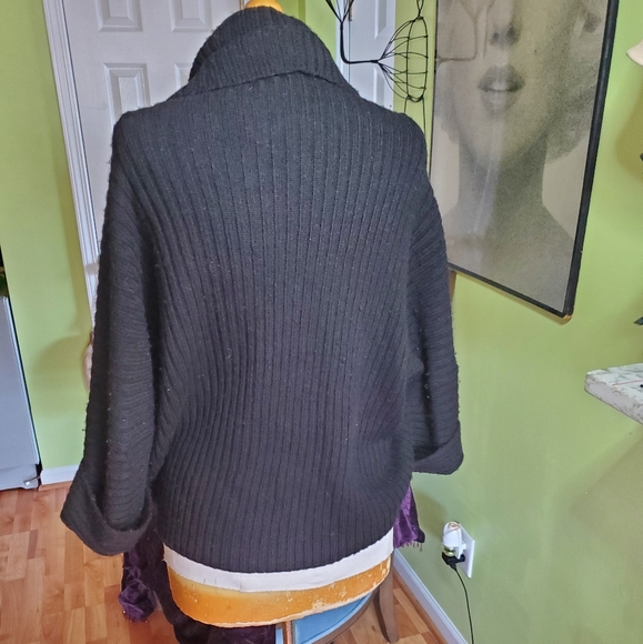 Plush Banana Republic Artsy Shrug Sweater - Picture 4 of 4